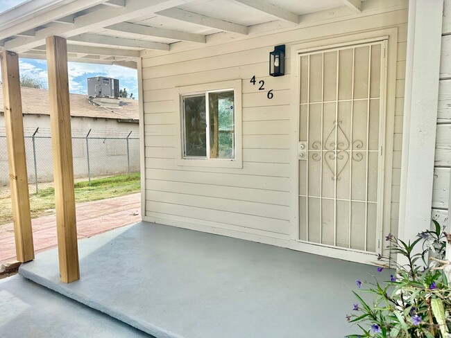 Building Photo - Newly Updated 2/1 in Madera