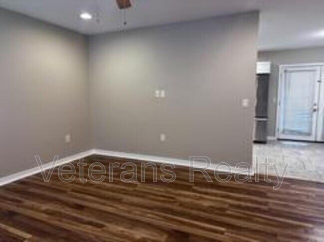 Building Photo - 113 Alverado Dr