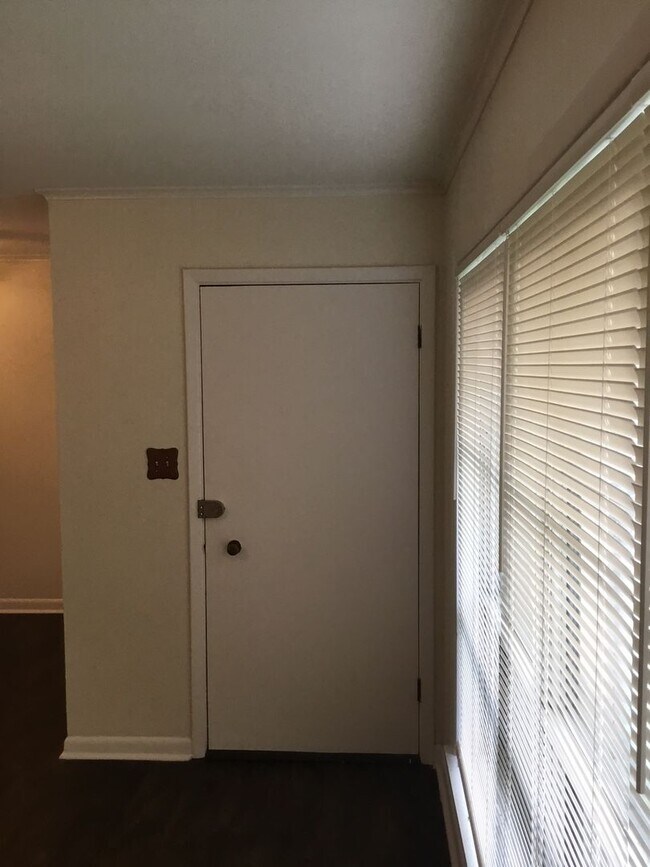 Building Photo - *3/2*SOUTHERN HILLS/SOUTHWOOD*FRESH PAINT*