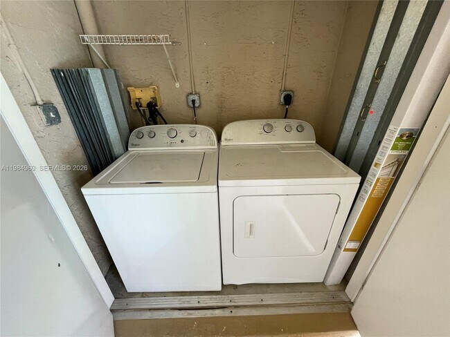 Building Photo - 140 SW 117th Ave