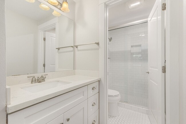 Building Photo - Modern 2 Bedroom 2 Bathroom Condo Close to Downtown Kirkland