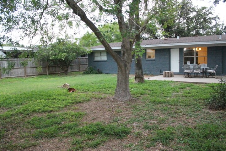 Building Photo - 2204 Camellia Ave