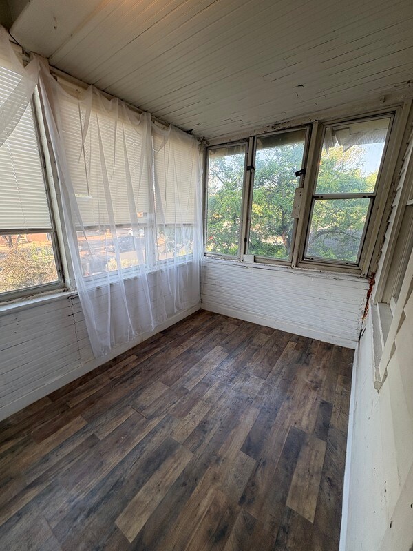 Building Photo - 910 Rood Ave