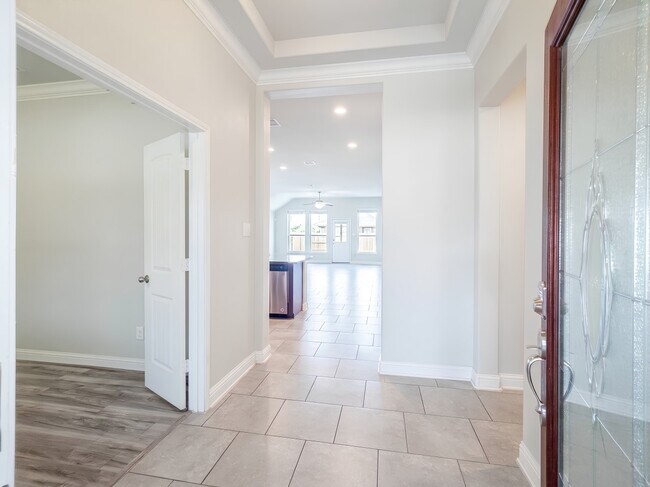 Building Photo - 8206 Oxbow Manor