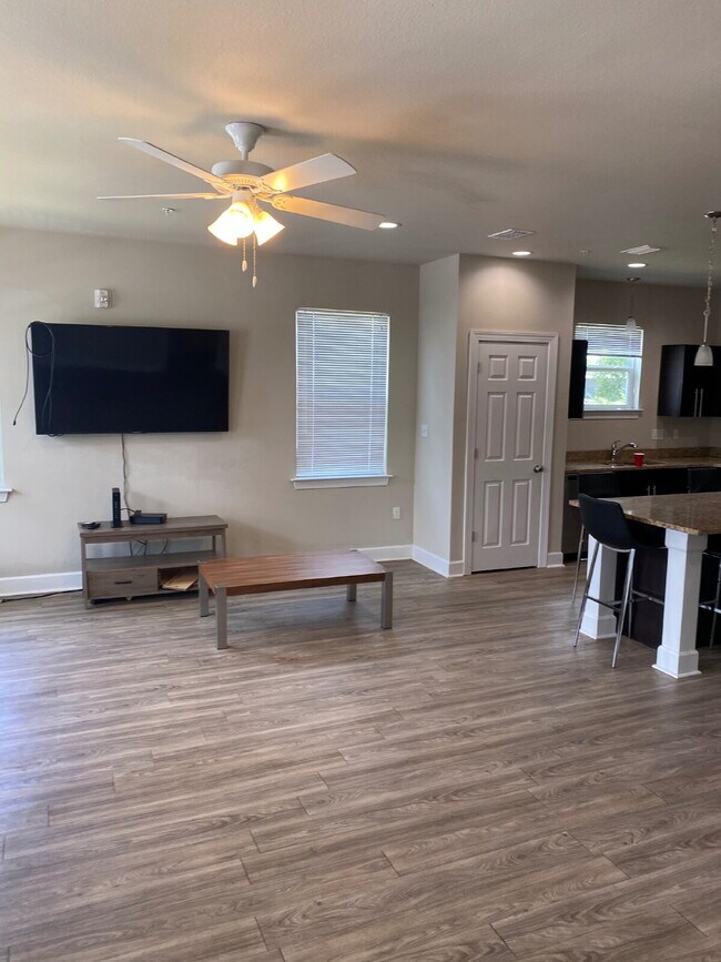 Building Photo - Now Leasing! Spacious 6-Bedroom, 6.5-Bathroom student house just minutes from campus. Only $650/m...