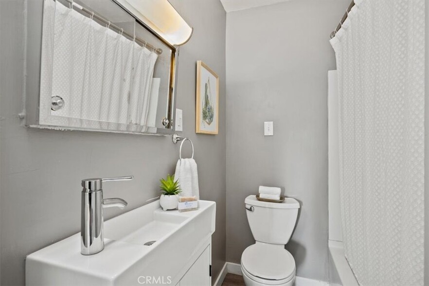 bathroom - 955 Aspen St