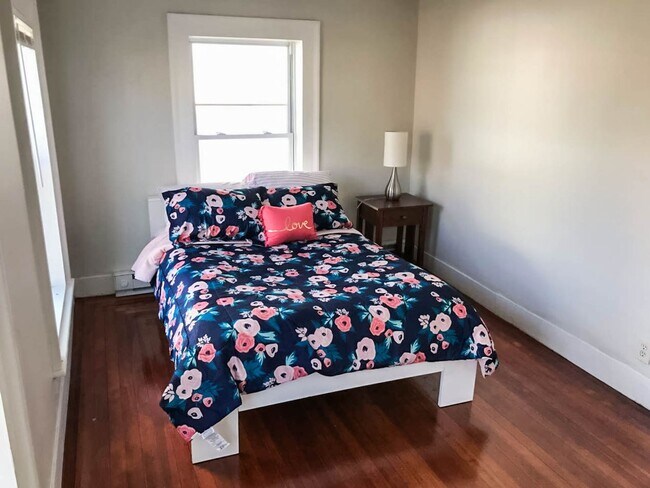 Building Photo - 3 Bedroom Single Family Home!