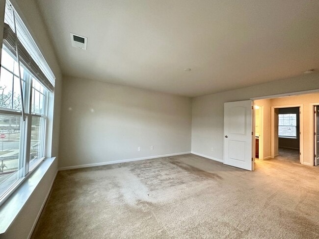 Building Photo - Unfurnished three bedroom 2.5 bathroom Tow...