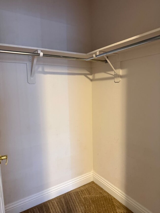 Building Photo - Fabulous Floor-Plan in Paradise Court!