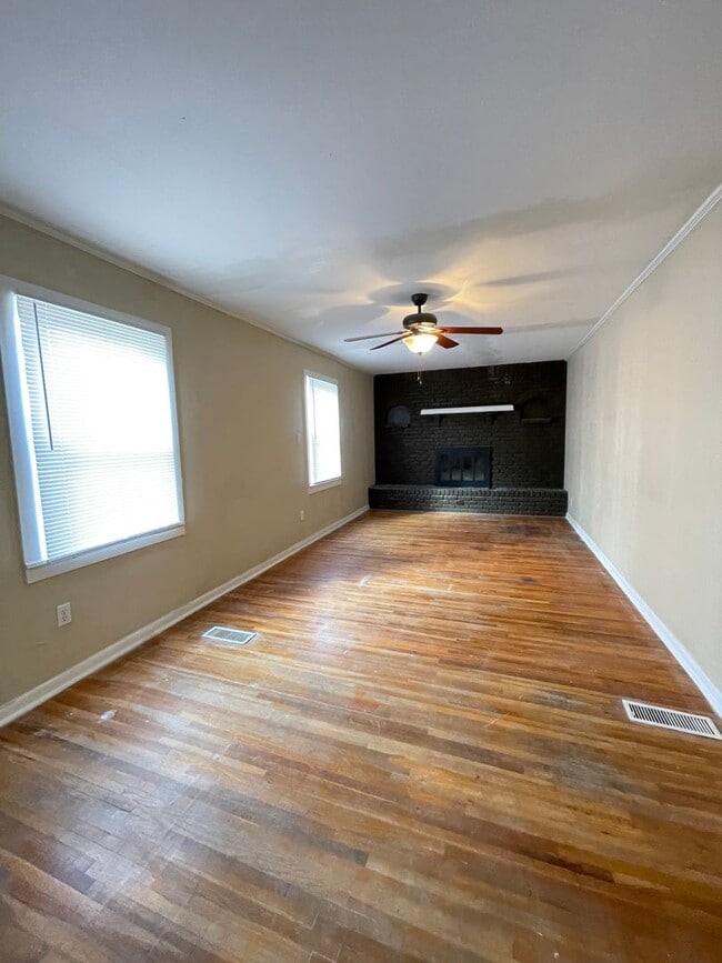 Building Photo - 3 bedroom 1 bath house