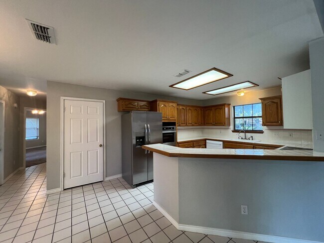 Building Photo - Awesome 4 bdrm/2.5 ba in La Brisas