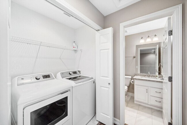 Building Photo - Modern 3BD, 2.5BA Cottonwood Condo with At...