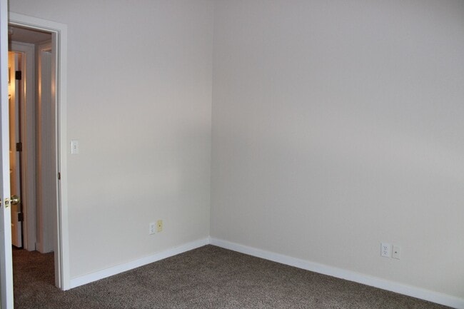 Building Photo - Comfortable 2BR Near Campus + $200 Move-In...