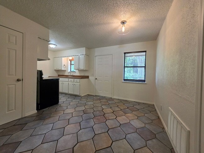 Building Photo - 3 bedroom home in Tecumseh!