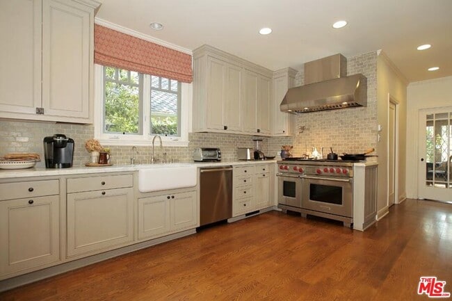 Building Photo - 427 12th St