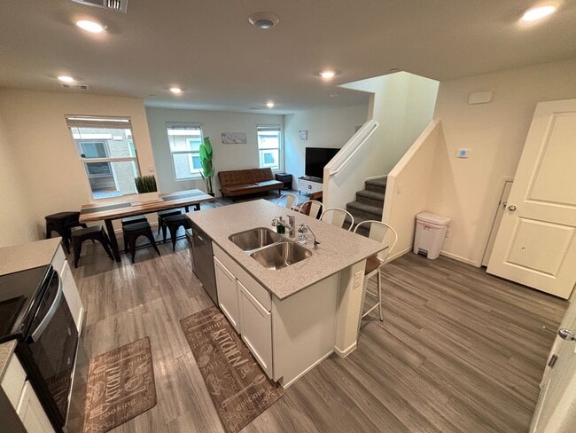 Building Photo - Gorgeous 3Bed/2.5Bath/2Car Townhome located in Southwest Las Vegas- Make the Move for Less: $300 ...