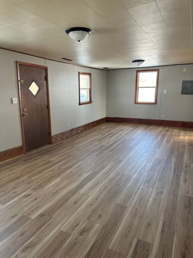 Building Photo - 308 Birdland Dr