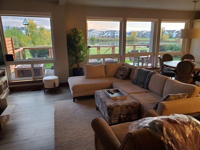 Building Photo - Stunning Fully Furnished Townhome with Lake Views