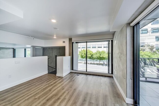 Building Photo - 2 bed/2 bath Loft with Private Patio on Ma...