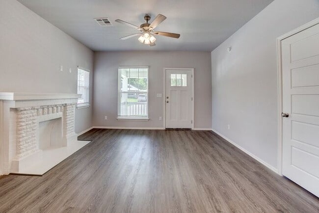 Building Photo - 1/1 Duplex Near TU With Large Fenced Yard!