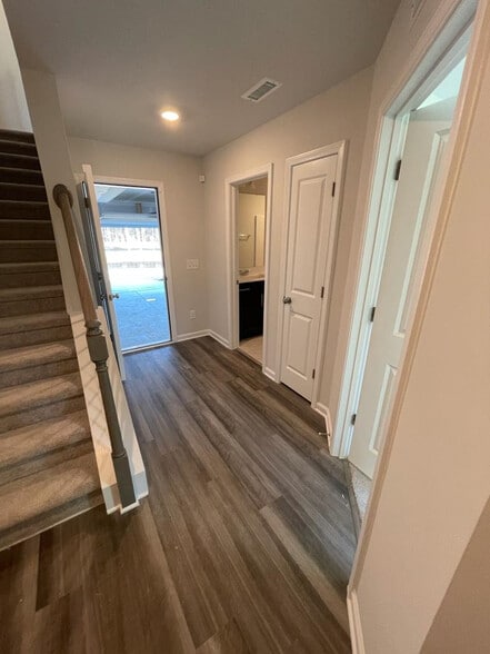 Building Photo - Room in Townhome on Southern Magnolia Dr