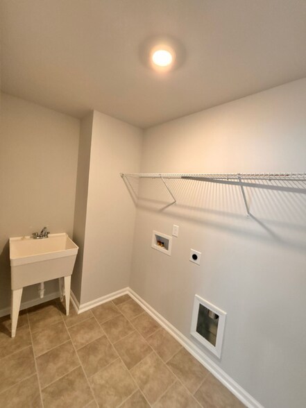 Building Photo - 107 Yellow Iris Dr