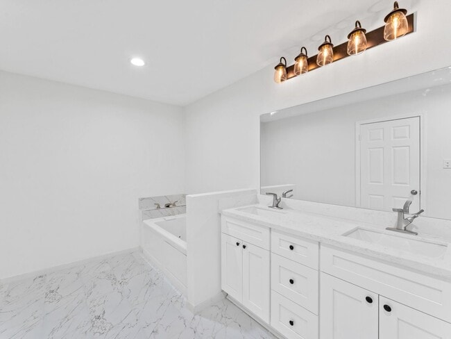 Building Photo - 2122 Briar Cir