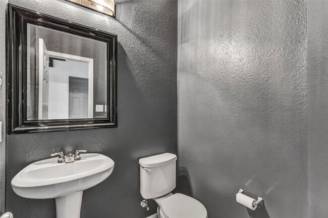 Building Photo - 16942 Lake Willowby Ln