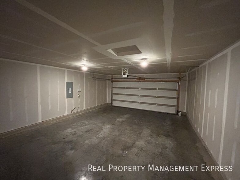 Building Photo - 2214 S Ronsiek Ave