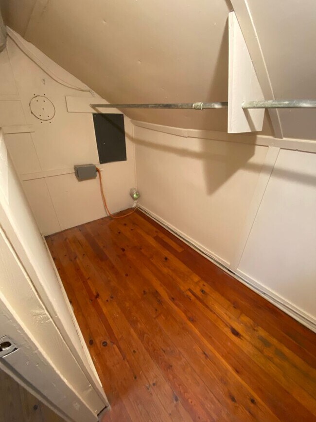 Building Photo - Quiet Forested 1 Bedroom Unit