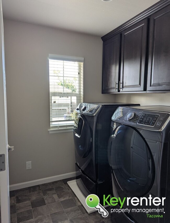 Building Photo - Spacious Northeast Tacoma 3 Bedroom Home for Rent Near Browns Point