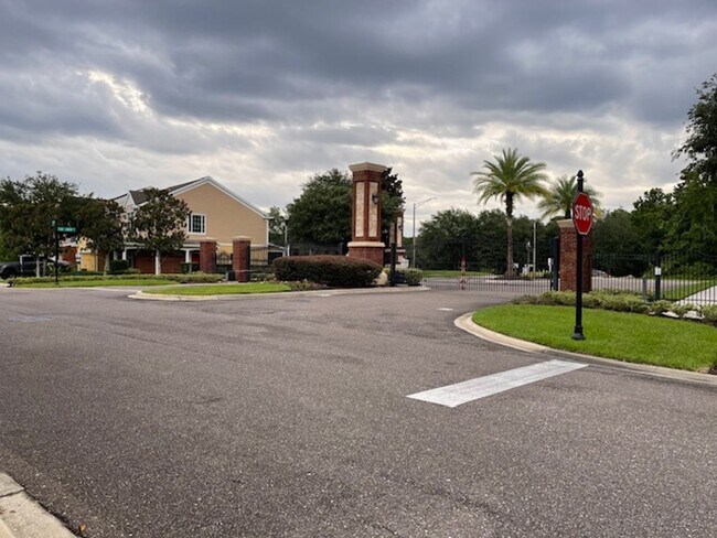 Building Photo - Midtowne