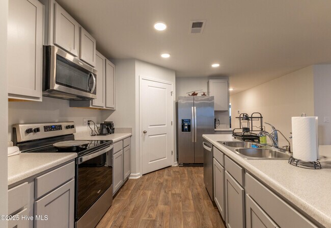 Building Photo - 509 Birdsong Dr
