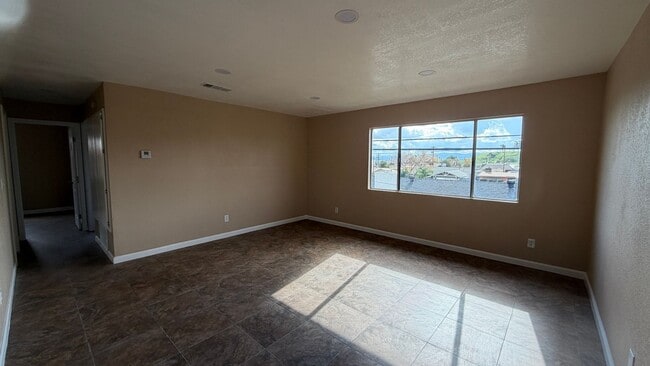 Building Photo - Three Bedroom Two Bathroom Apartment in San Bernardino!