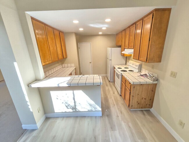 Building Photo - Large 4 bed/2.5 bath home with vaulted cei...