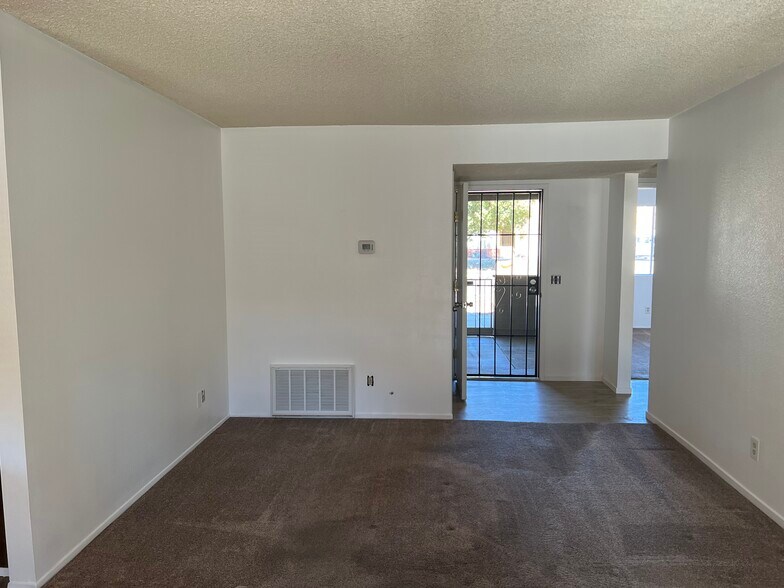 Building Photo - 1931 Nuevo St