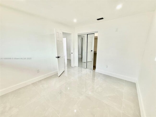 Building Photo - 3 bedroom in Miami FL 33142