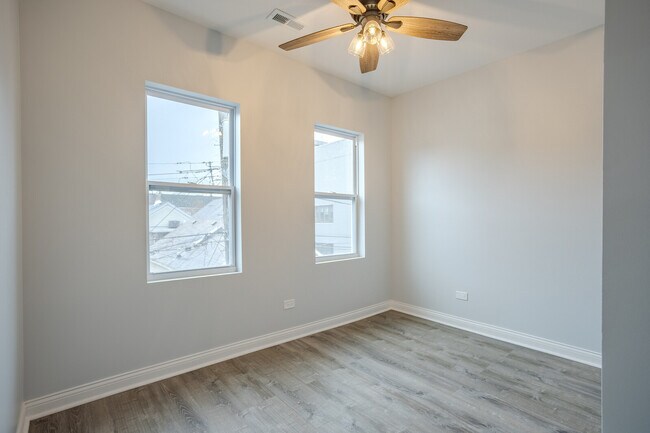 Building Photo - 1013 W 18th Pl