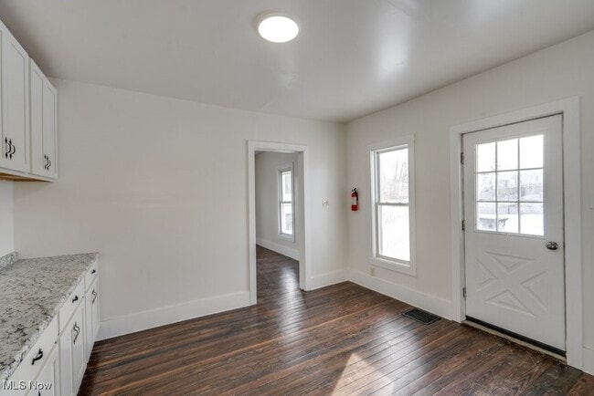 Building Photo - 155 W Walnut St