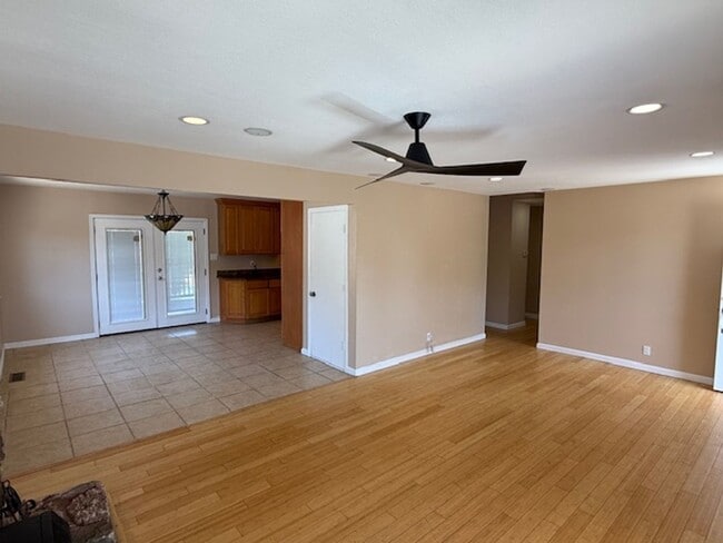 Building Photo - Spacious 3-bedroom home in Quiet El Sobran...