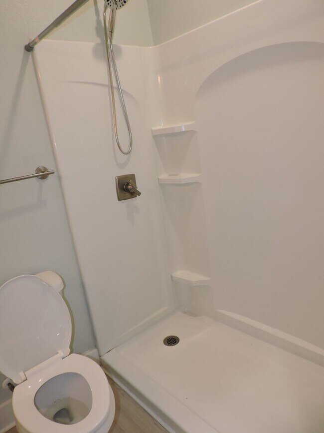 Building Photo - Easy access to interstate, shopping & downtown Pensacola!