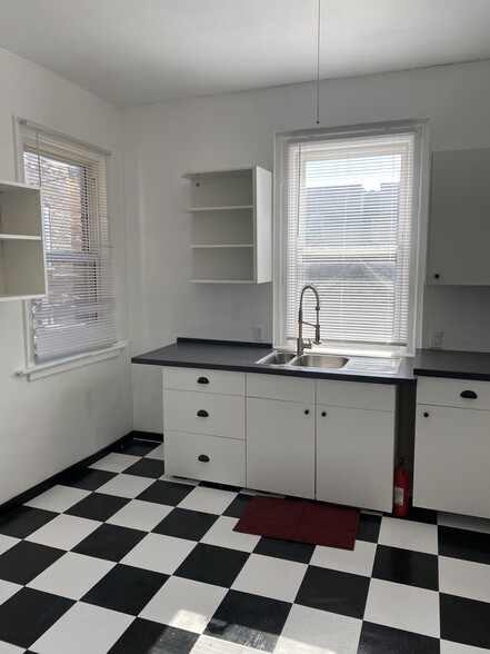 Building Photo - 826 E 2nd St