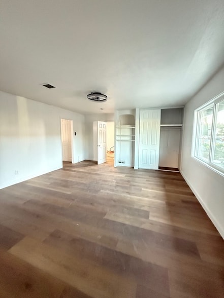 Building Photo - 8927 Delrose Ave