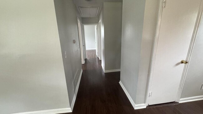 Building Photo - 457 Hickory Ridge Dr