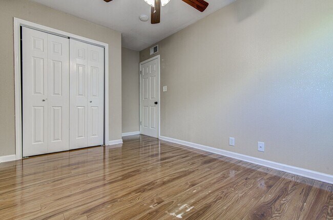 Building Photo - 1410 Kamar Dr