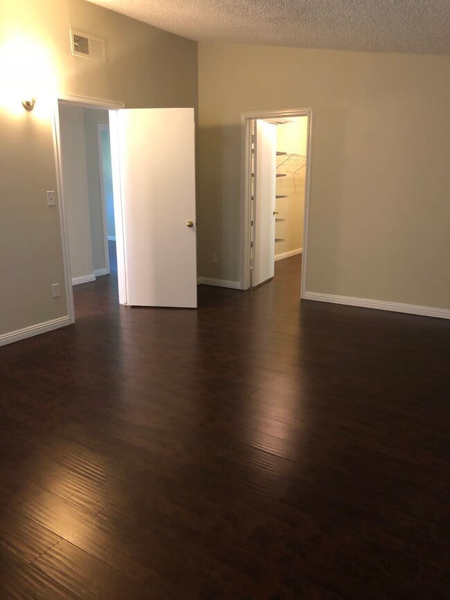 Building Photo - 4541 Collett Ave