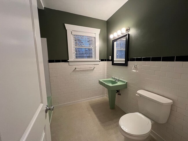 Building Photo - Spacious Two-Story Home on Private Land in the Desirable Issaquah School District