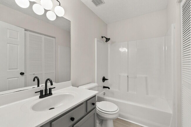 Building Photo - 2583 Woodhill Dr