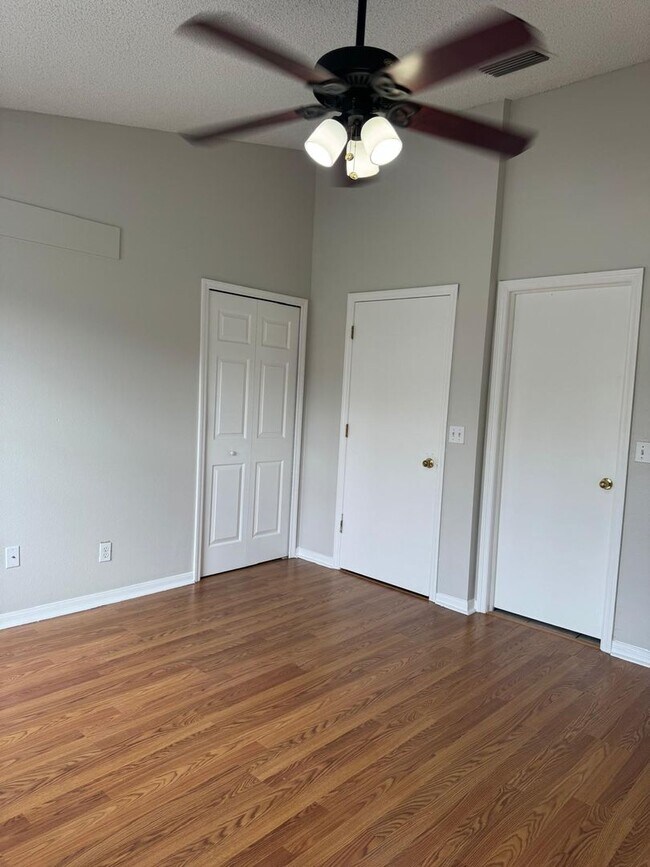 Building Photo - SPACIOUS, BEAUTIFUL 3 BEDROOM 2.5 BATH TOW...