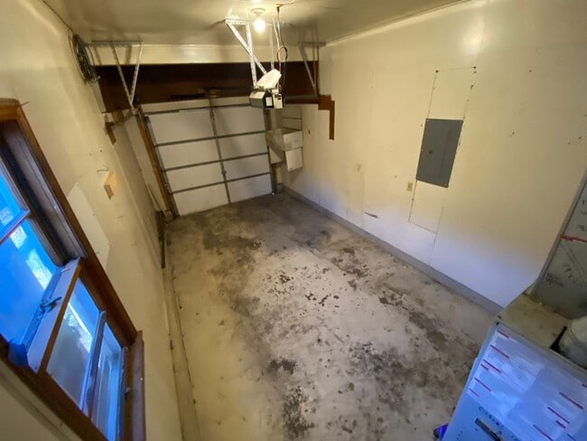 Building Photo - Crestview Three Bedroom House with Garage